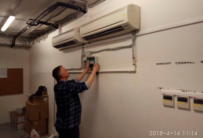 Связь центрального блока с кондиционерами может осуществляться по радиоканалу