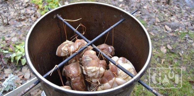 В первом ведре проделываем два отверстия