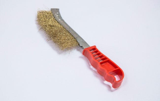 С помощью щетки