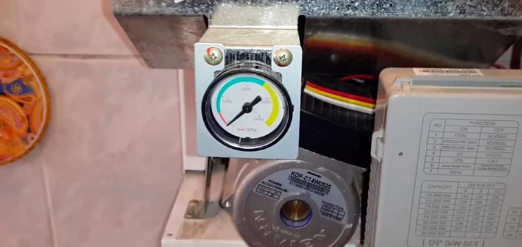 Давление можно посмотреть по манометру