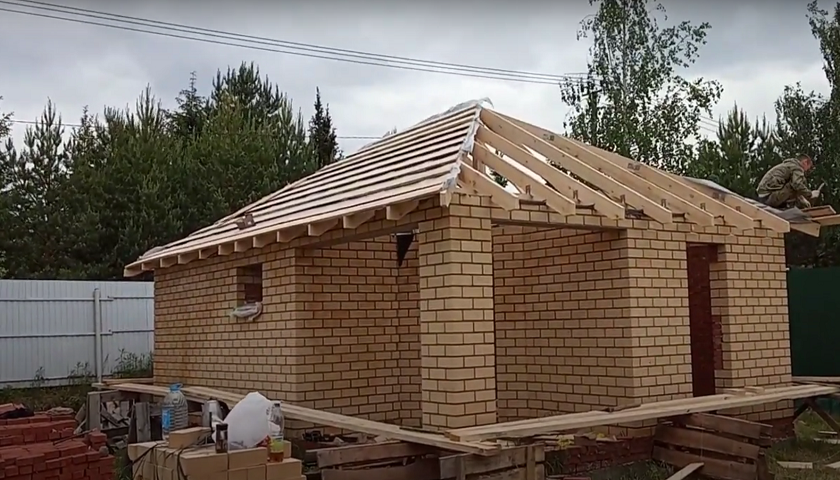 Установка кровли на кирпичной бане 